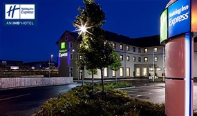 1, or 3 Nights B&B for 2, a Bottle of Prosecco & a Late Checkout at the Holiday Inn Express, Antrim