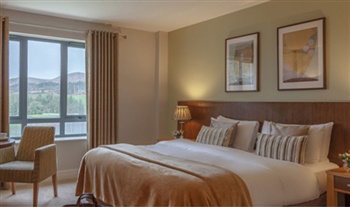 1, 2 or 3 Nights B&B Stay for 2 People including a Bottle of Wine when Dining, Spa Credit and Golf Credit