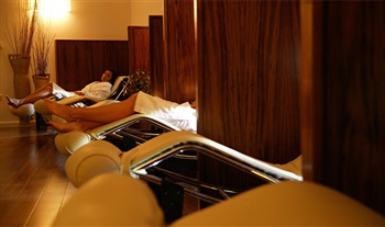 Exclusive Elemis Spa Pamper Package for 1 or 2 People with Sumptuous Afternoon Tea & a Luxury Gift