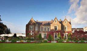 Luxurious 4* escape surrounded by acres of beautiful parkland with dining credit, prosecco & more