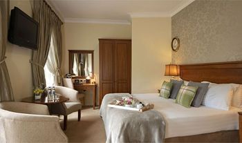 1, 2 or 3 Nights B&B for 2 People including a 2-Course Meal with a Glass of Bubbly, a Spa Treatment Option & a Late Checkout 