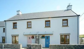 Self-Catering stay located in the heart of Doolin including a Bottle of Wine & Dining Credit