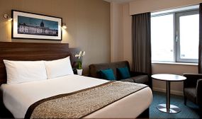 Stylish 4* hotel located in Dublin city centre with Breakfast, Bottle of Prosecco & a Late Checkout