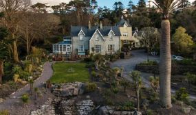 Luxury stay near Dingle Bay with entry to the Botanical Gardens including 'The SkyWalk' Rope Bridge