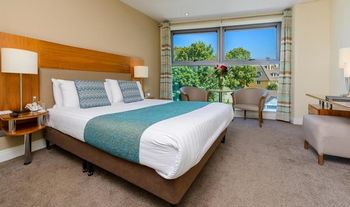 2 or 3 Nights B&B Stay for 2 people including a Bottle of Wine, Chocolates and a Late Checkout 