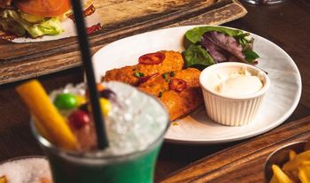 â¬25 for â¬40 to Spend on Food and Drinks for 2 from the New Menu @ the Famous Thunder Road CafÃ©, Temple Bar 